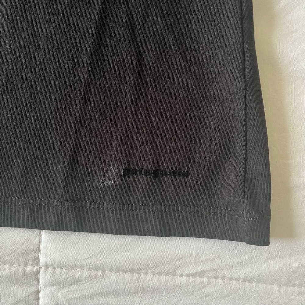 Patagonia Black Vneck Women Short‎ Sleeve Size Medium - Picture 4 of 4